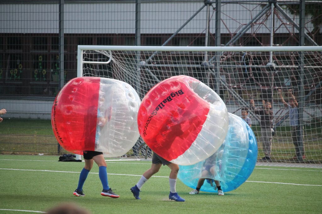 Jugendliche spielen Bubble Soccer